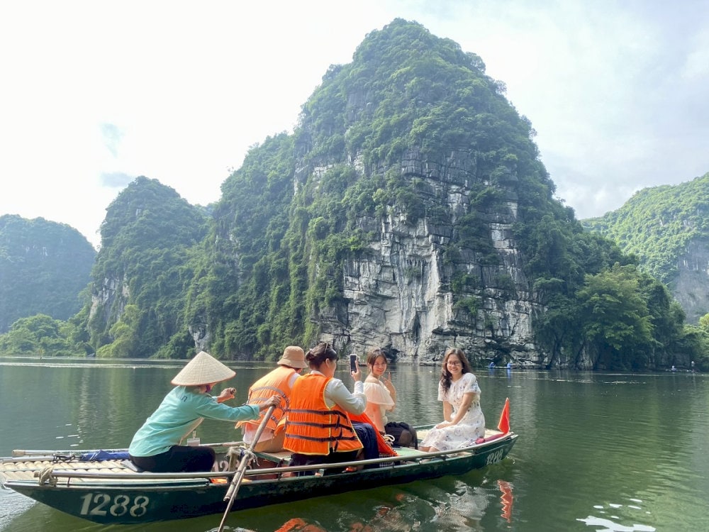 Visitors can freely take photos and chat with the kind and friendly locals